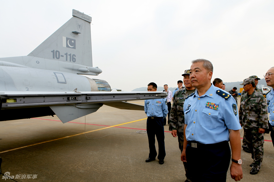 空军装备部长魏钢参观巴空军枭龙战斗机