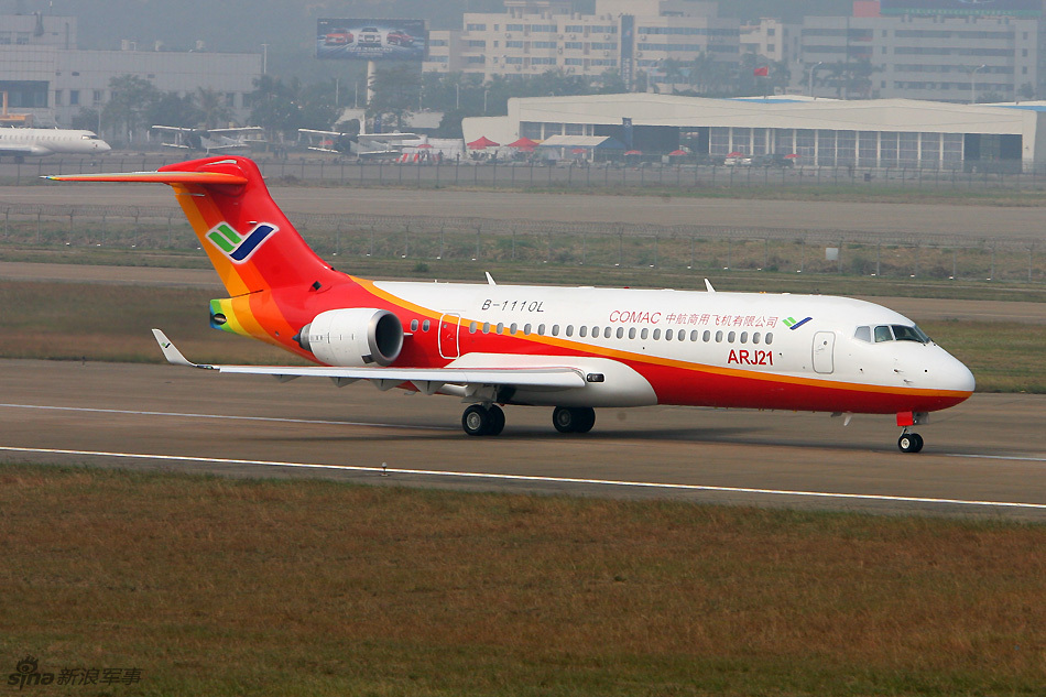 珠海航展首日国产arj21客机短距离起飞表演