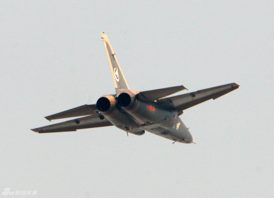 国产06架l-15猎鹰高级教练机航展现场飞行演示