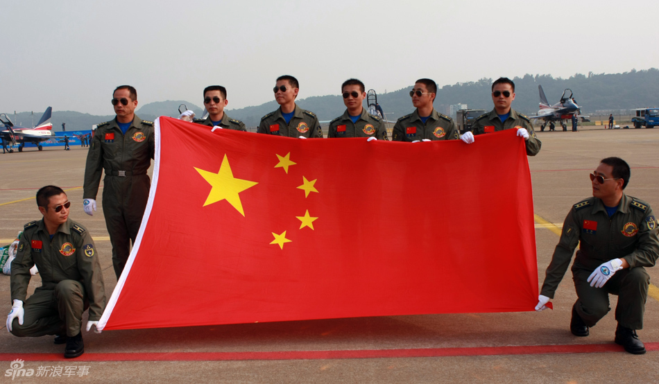 中国空军八一飞行队航展首个公众日奉献空中绝技