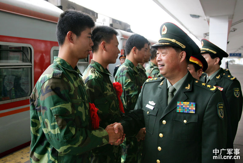 驻港部队在广州火车站举行仪式欢送退伍老兵_高清图集_新浪网