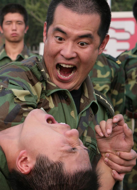解放军二炮警卫营里"功夫高手"多_高清图集_新浪网