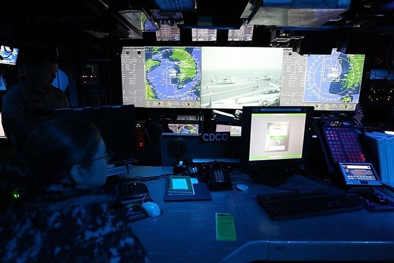 在一张美军联合指挥中心控制室内的照片里,显示器中显示,美军已经将