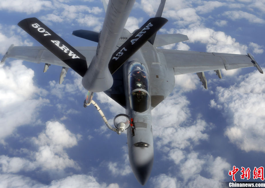 美军一架fa-18 超级大黄蜂战机空中加油
