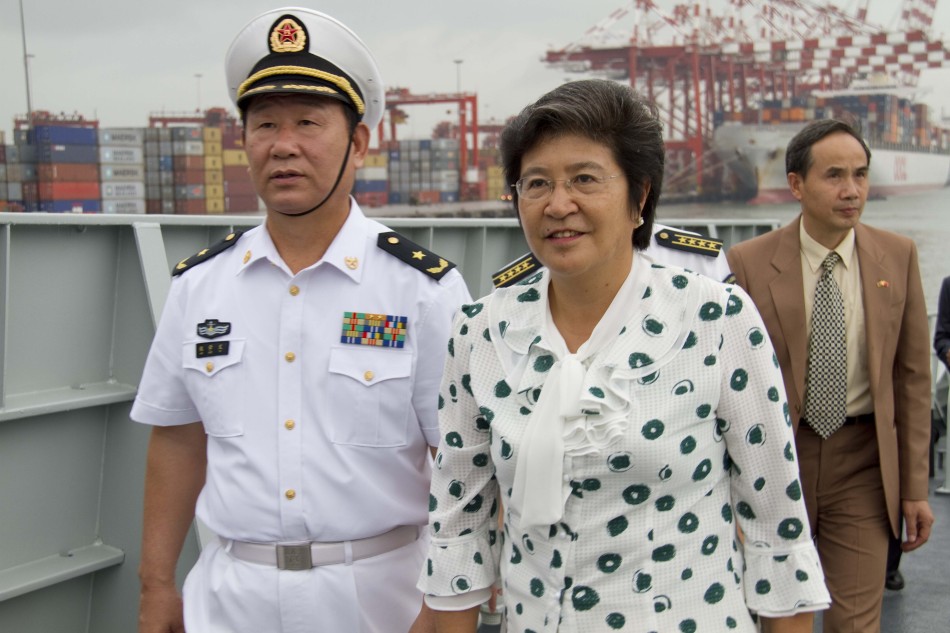 当地华侨华人手持标语欢迎