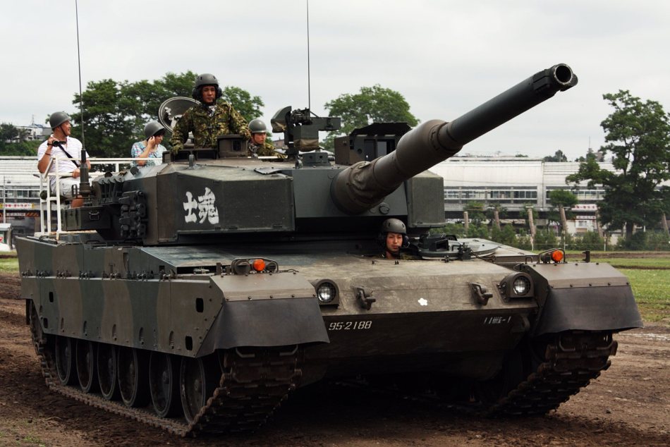 日本平民受邀试乘陆上自卫队90式主战坦克