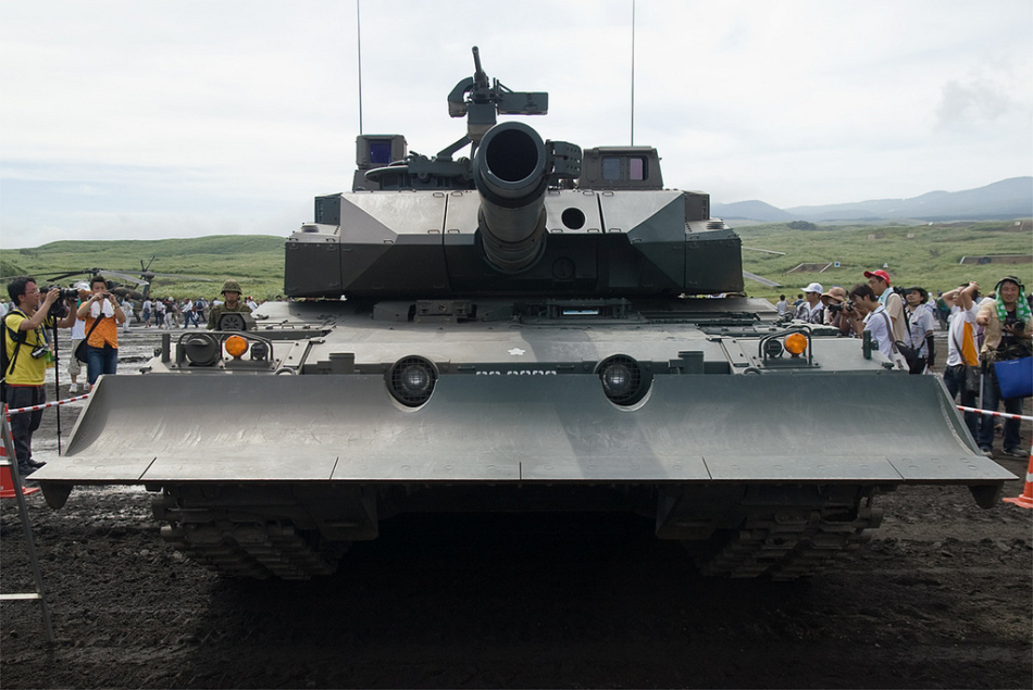 日本陆上自卫队展示新型10式主战坦克