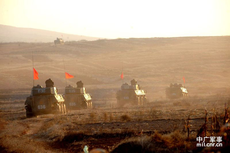 北京军区飞虎师装备轮式突击炮