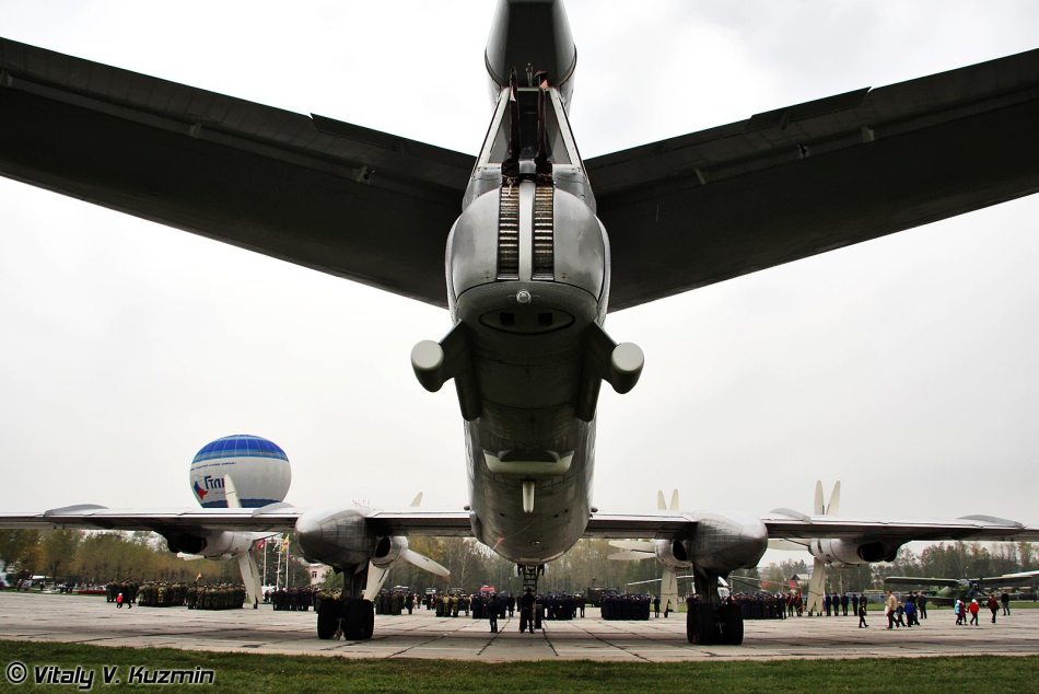 图95m战略轰炸机后视