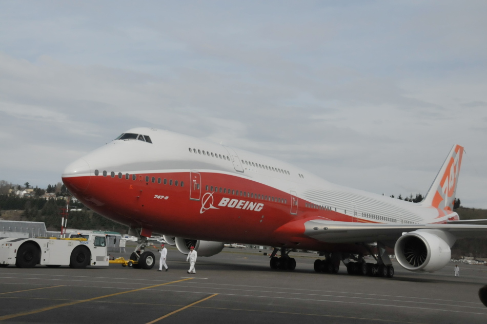 波音747-8洲际客机首飞试飞员亮相