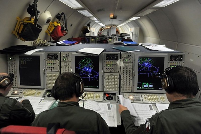 法军公开参与空袭利比亚e-3a预警机内部成员作业图_高清图集_新浪网