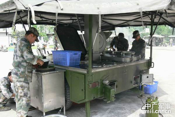 我军战斗部队装备新型炊事车伪装性能好不暴露目标_高清图集_新浪网