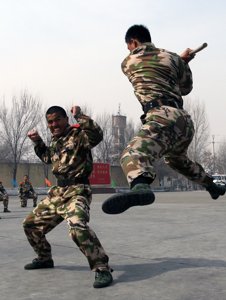 新疆边防总队乌鲁木齐新兵团战士演示擒敌技术