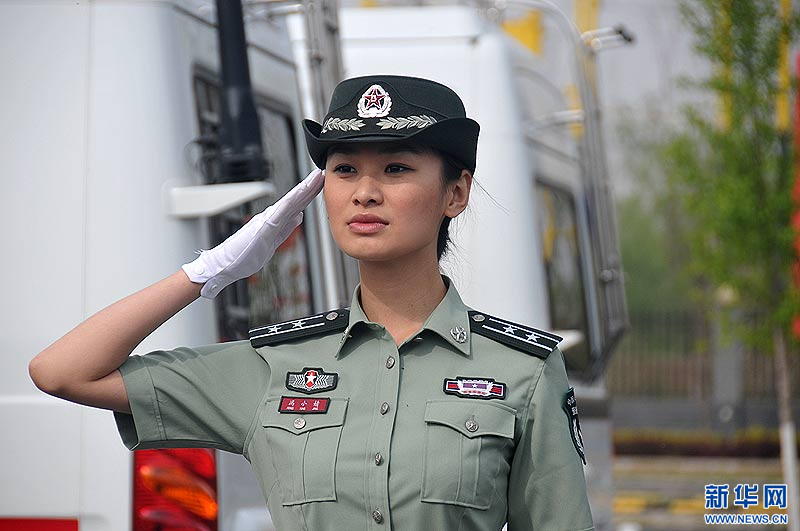 陆军女预备队员穿着短袖夏常服