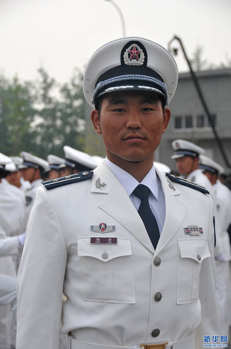 07式预备役军服——海军男春秋常服(郑文浩 摄)