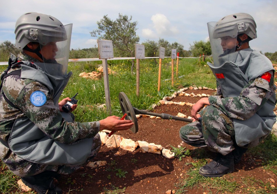 中国维和工兵营官兵在黎巴嫩精心扫雷_高清图集_新浪网