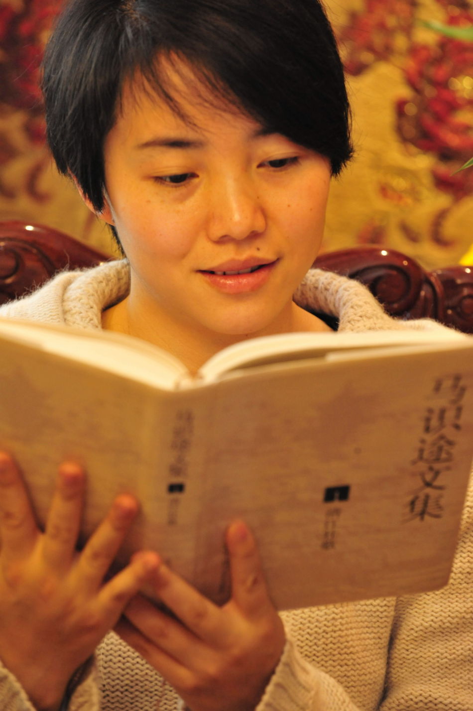 4月27日,潘琴在家里读《马识途文集》