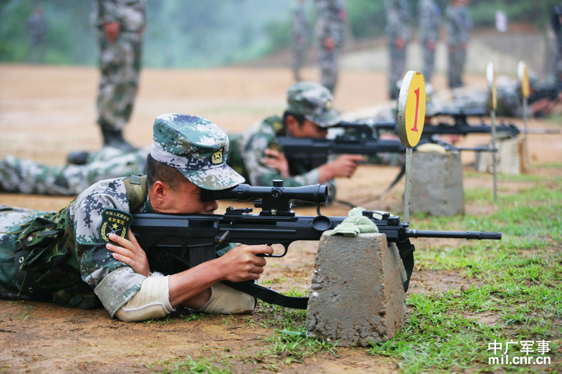 队员正对目标进行狙杀