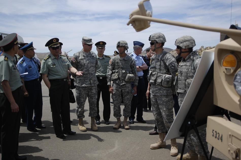 解放军三军高级将领参观美军欧文堡训练基地