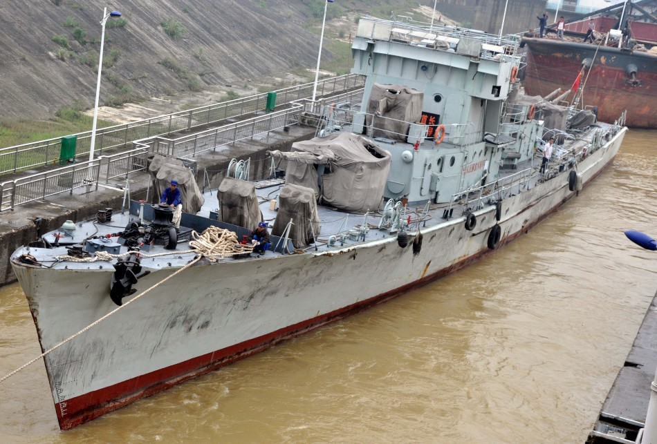 一艘退役猎潜艇通过水路运抵广西柳州军事博物园