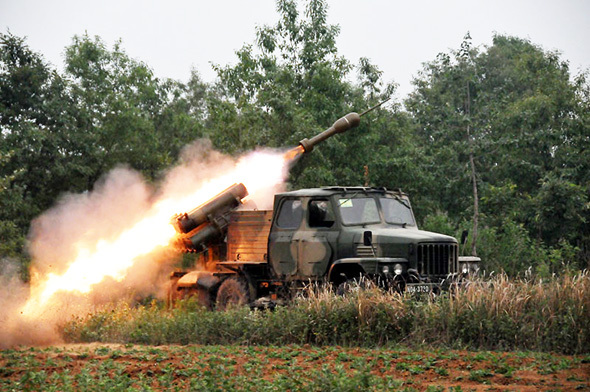 涂抹单兵伪装油彩.(郑文浩摄)