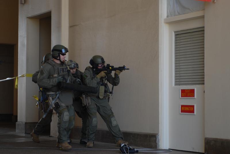 美国fbi特战队与美军配合演练解救人质战术_高清图集_新浪网