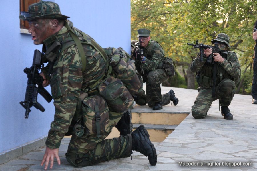 希腊陆军精锐特种部队亮相 体形彪悍武器精良