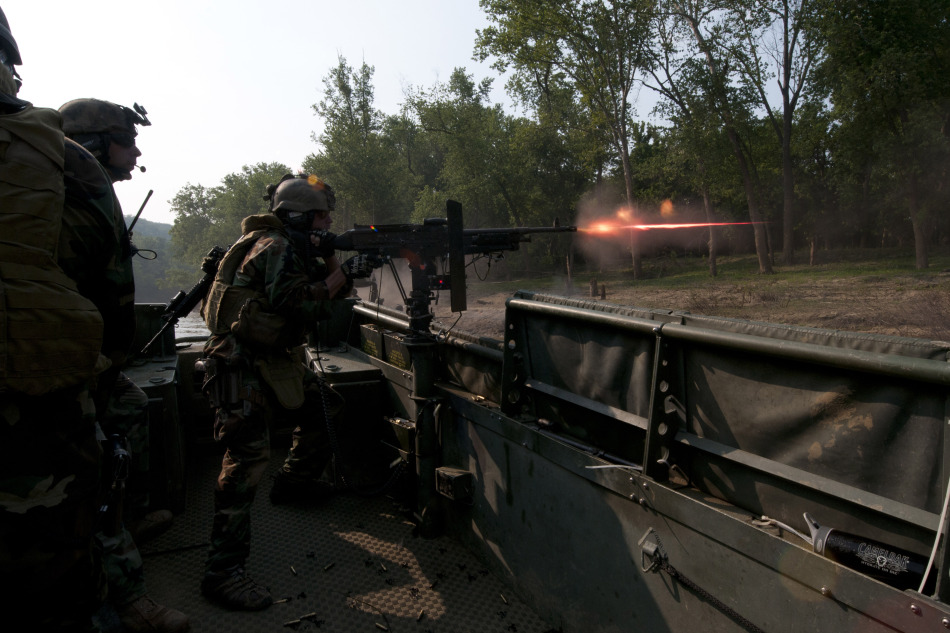 美国海军河流中队特种兵进行昼夜攻击作战演练