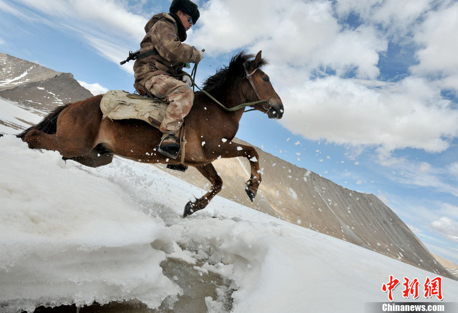 6月29日新疆军区阿里军分区刘万龙司令员率骑兵分队巡逻