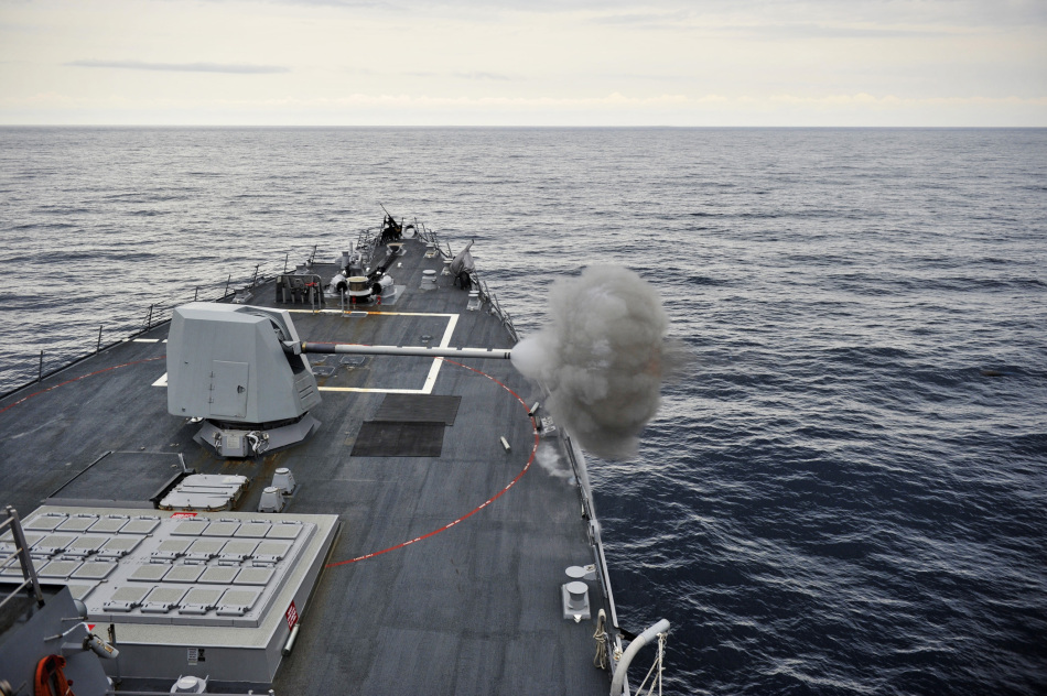 6月29日,美军导弹驱逐舰主炮开火