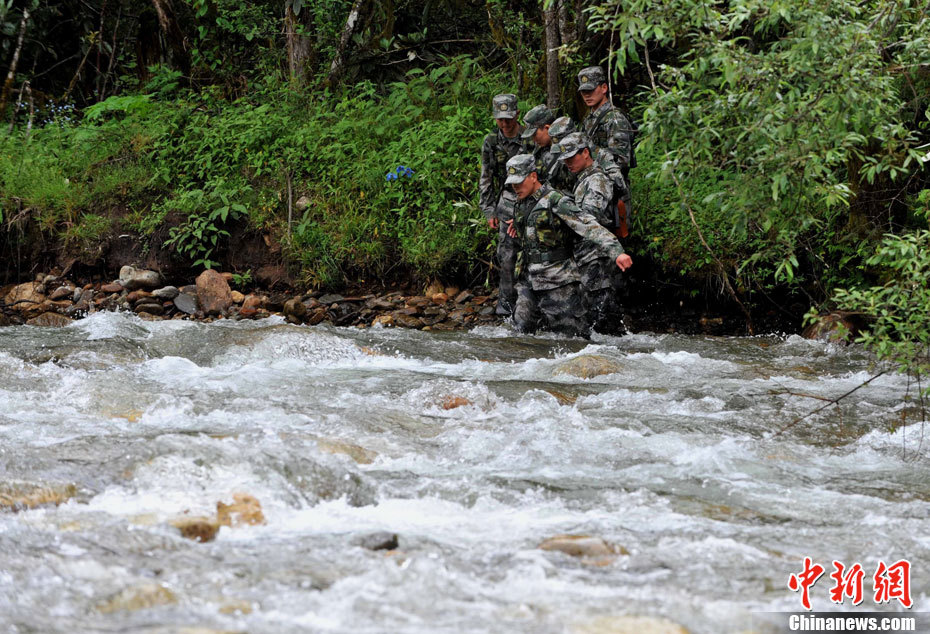 西藏边防军驻林芝部队雨季趟河巡视防区_高清图集_新浪网