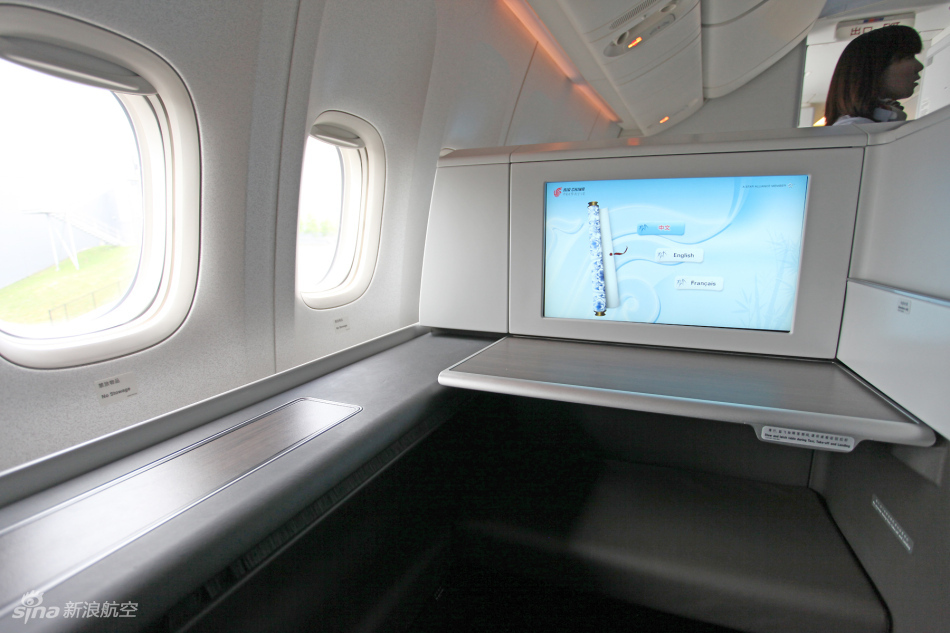国航波音777-300er客机头等舱娱乐系统