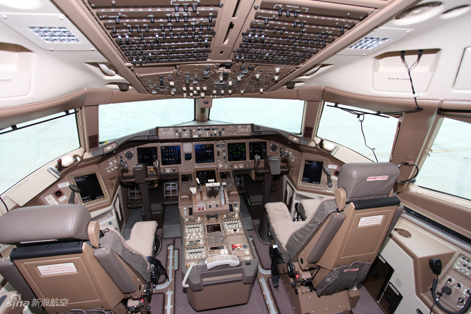 国航777-300er客机驾驶舱