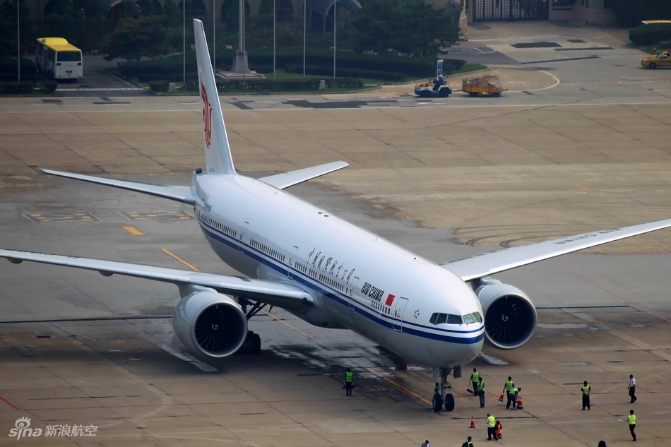 国航首架777-300er到达首都国际机场