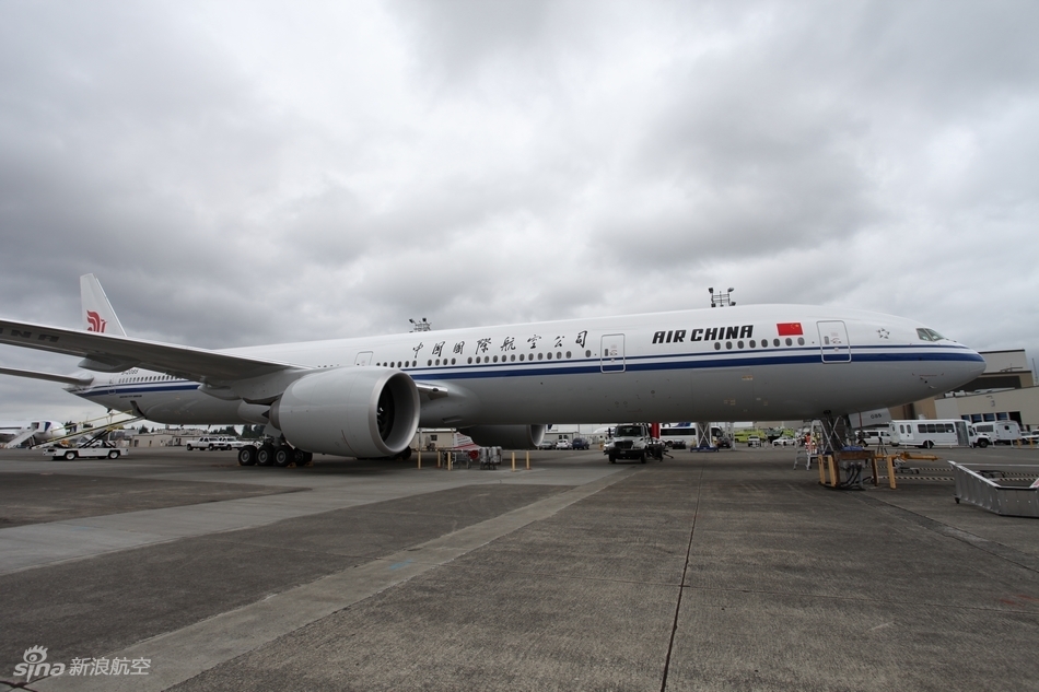 中国国际航空公司在北京首都国际机场迎来中国大陆首架波音777-300er