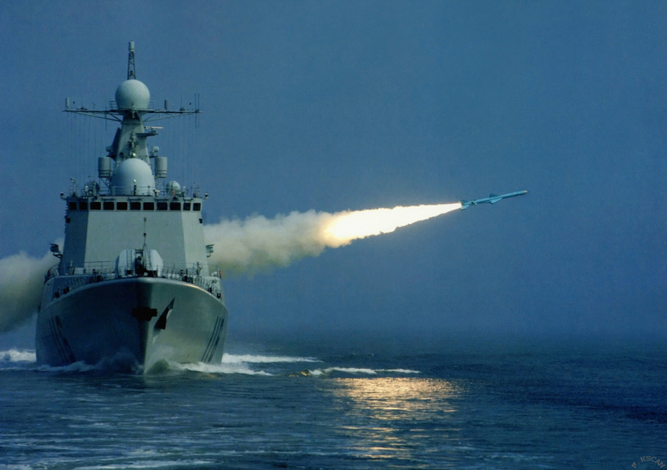 资料图:海军仪仗队与石家庄号导弹驱逐舰