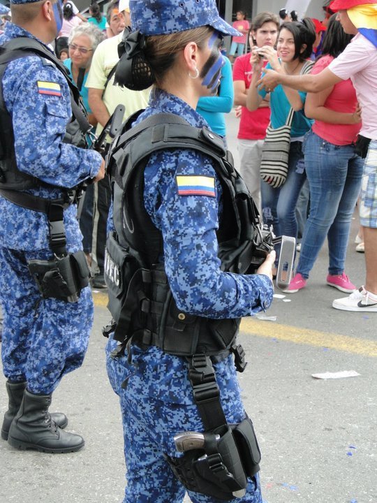 哥伦比亚女兵持枪全副武装参加独立日阅兵式_高清图集_新浪网