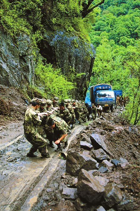 险恶川藏线:行走在生死路上的解放军运输兵_高清图集_新浪网