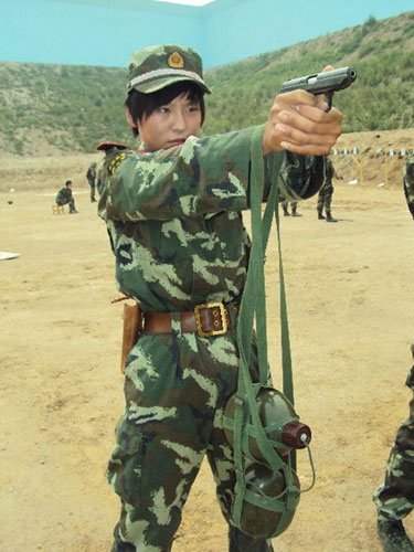 武警女狙击手贾珍 刘海山摄
