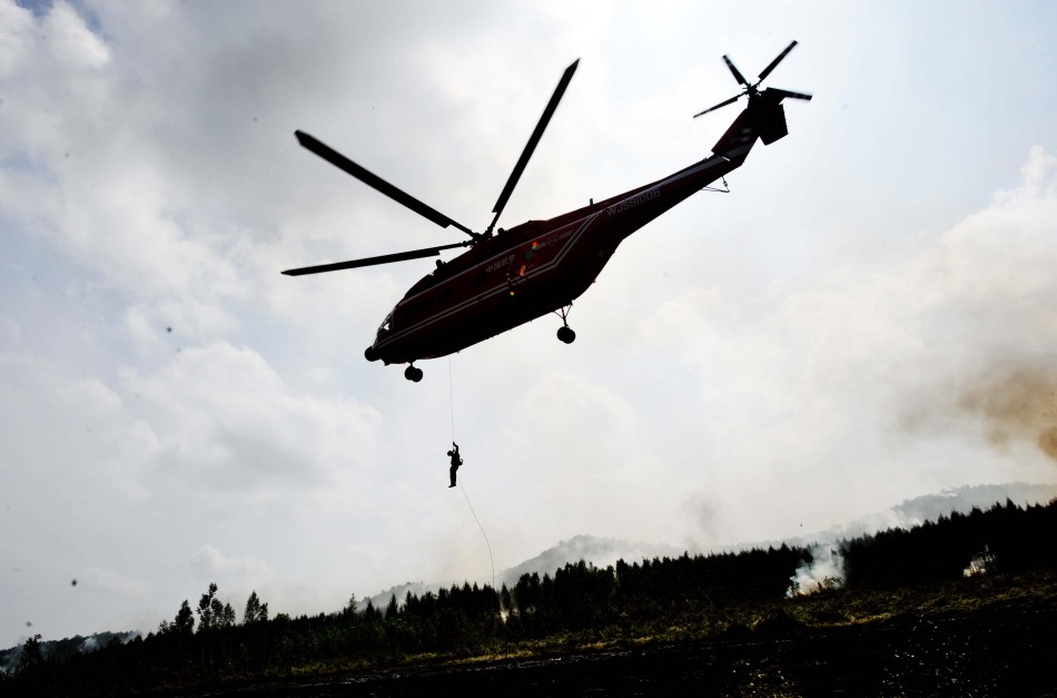 武警森林部队出动直升机特种装甲车演练扑灭山火