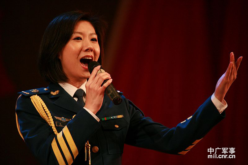 空政文工团独唱演员东晓在基层受追捧人气极好_高清图集_新浪网