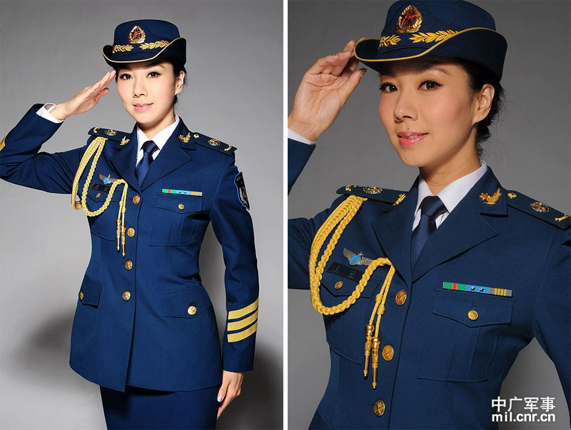 空政文工团独唱演员东晓在基层受追捧人气极好_高清图集_新浪网