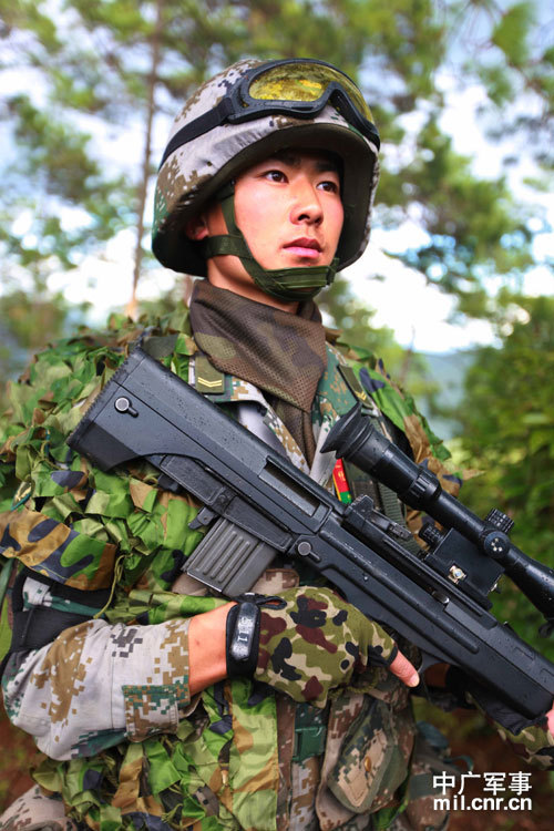 我军配备新头盔战术手套夜视仪等大量新式单兵装具_高清图集_新浪网