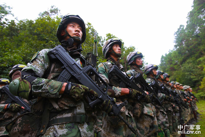 我军配备新头盔战术手套夜视仪等大量新式单兵装具_高清图集_新浪网