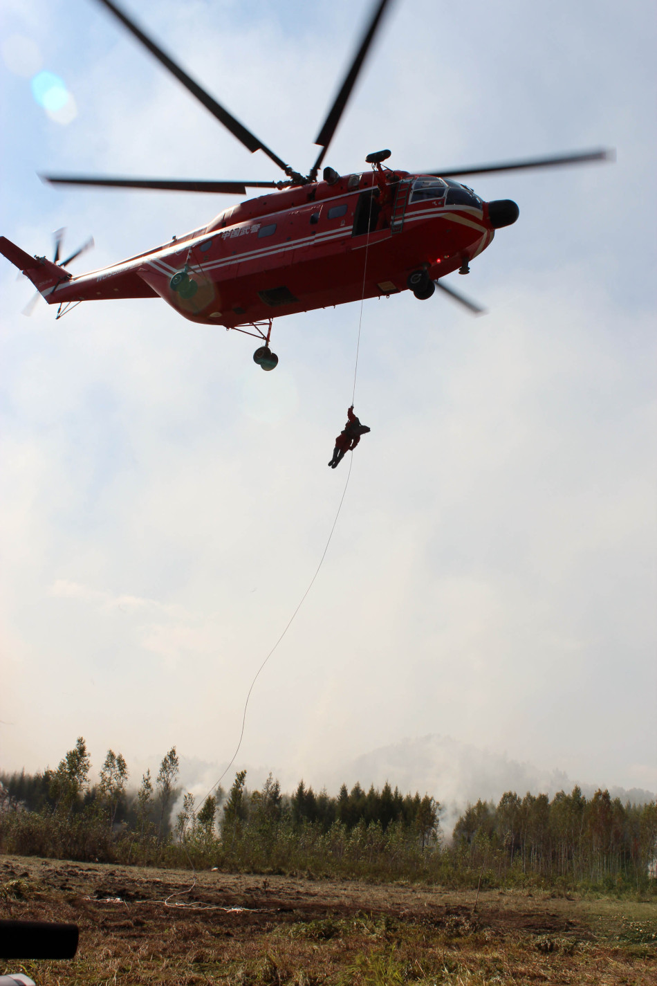 1 / 8 8月23日,直-8型森林灭火直升机正在执行滑降运兵.