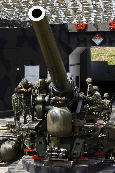 台军岸炮部队进行240毫米重炮操作训练