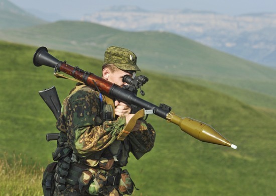 求证,现代火箭筒射手一般都需要那些装具?