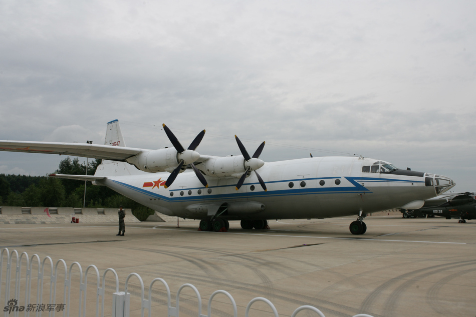 中国空军现役运八中型战术运输机公开展示【陕飞吧】_百度贴吧