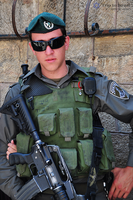 逛街的以色列女兵带着时尚提包