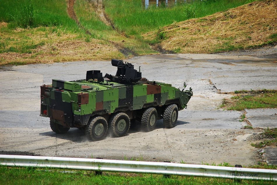 台湾军工自研最新型云豹步战车演示机动能力